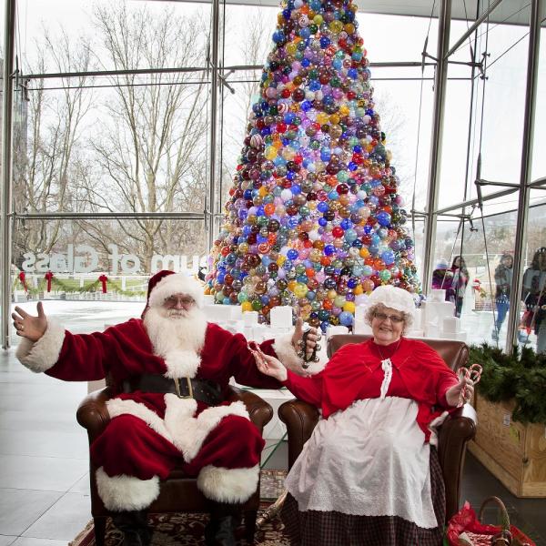 Sign up for Breakfast or Lunch with Mr. and Mrs. Claus
