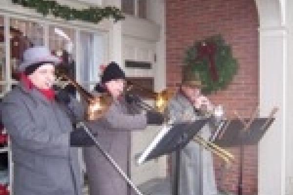 Dickens Christmas in Skaneateles live music on the streets!