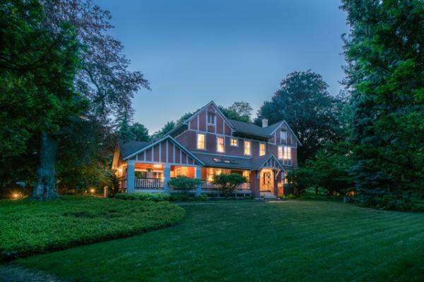 picture of the Ellwanger Estate at dusk, located in Rochester, NY