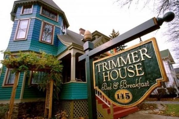 Trimmer house sign and house