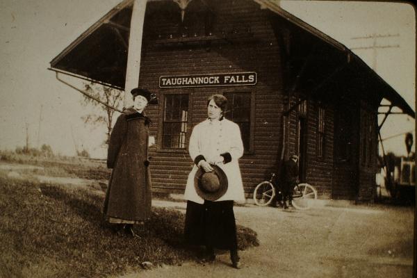 19th century passengers wait at the Taughannock Falls railroad station