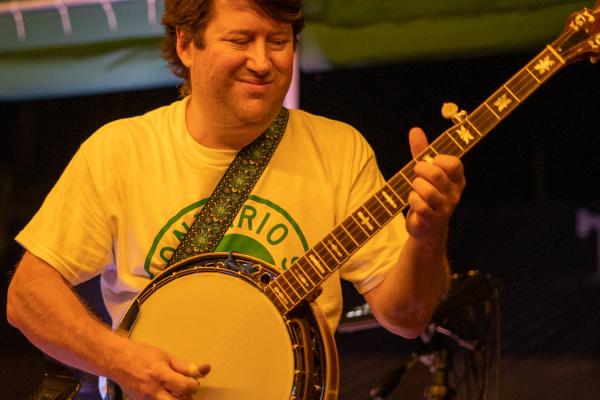 Brian is an eclectic acoustic entertainer that combines guitar, banjo, slide guitar, finger drumming, and loops to create memorable musical experiences.